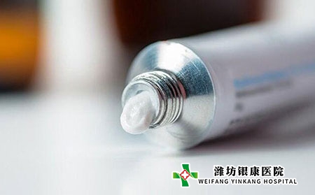 那些病容易跟牛皮癬相混淆?癥狀特點有哪些?