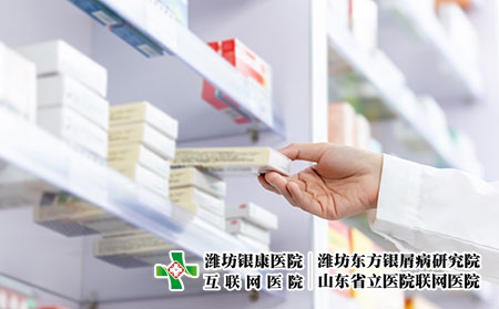 攝圖網_501652675_藥劑師手拿藥（企業商用）