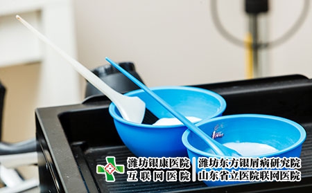攝圖網(wǎng)_305132868_2個藍色塑料碗有漂白染發(fā)和刷子2個塑料碗有染發(fā)（企業(yè)商用）