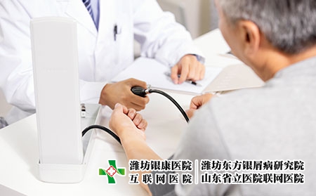 攝圖網_501359711_醫生給病人看?。ㄆ髽I商用）