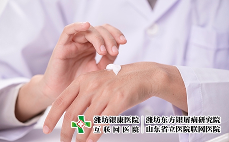 攝圖網_300875203_醫生涂手霜（企業商用）