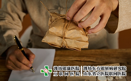 攝圖網_501674736_中醫(yī)醫(yī)師調配中藥（企業(yè)商用）