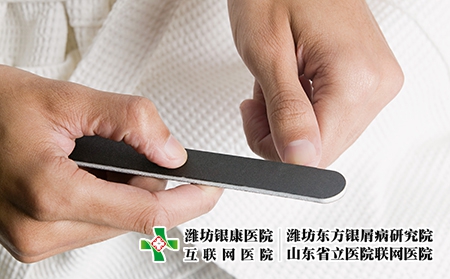 攝圖網(wǎng)_501460717_男人用指甲刀銼指甲（企業(yè)商用）