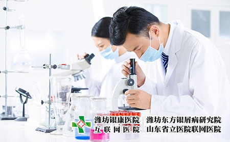 攝圖網(wǎng)_501387025_疫情下的醫(yī)療研究人員用顯微鏡觀察（企業(yè)商用）
