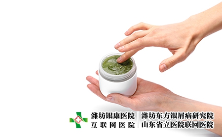 攝圖網_303673270_女手拿著一罐奶油將白紙隔絕在上皮膚護理和美容概念女手拿著一罐奶油白紙上隔絕皮膚護理和美容概念（企業商用）