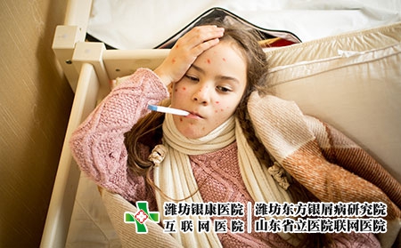 攝圖網(wǎng)_304086247_躺在床上和測(cè)量溫度的天花患病女孩肖像（企業(yè)商用）