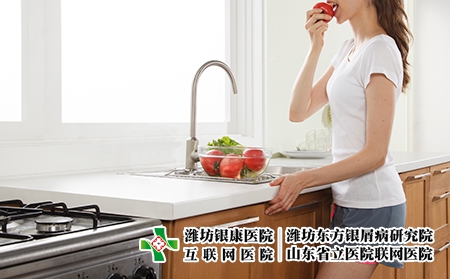 攝圖網_500536762_廚房里吃新鮮水果的女孩（企業商用）