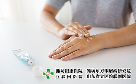 攝圖網_300119676_醫學,醫療保健人的密切婦女的手應用奶油治療藥膏用奶油治療藥膏雙手（企業商用）