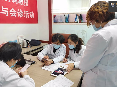 楊秀莉與濰坊治療牛皮癬醫院專家討論病情